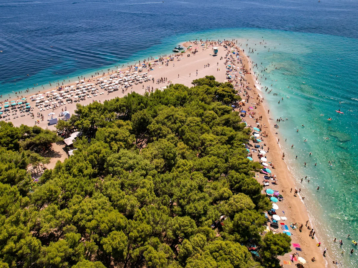 Luftfoto af Zlatni Rat, Bračs velkendte sandbanke, der skifter form