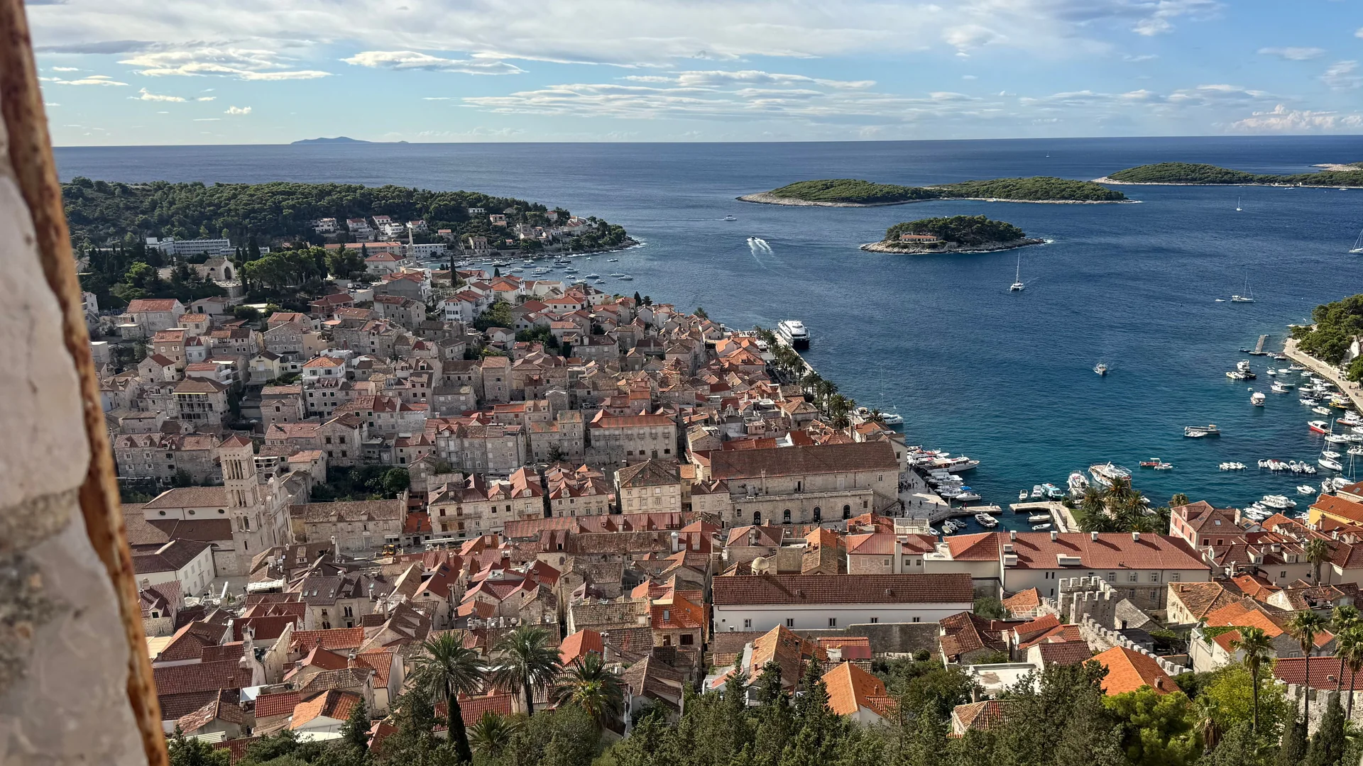 Luftfoto af Hvars gamle by, havnen og de skovklædte Pakleni-øer på den anden side af bugten